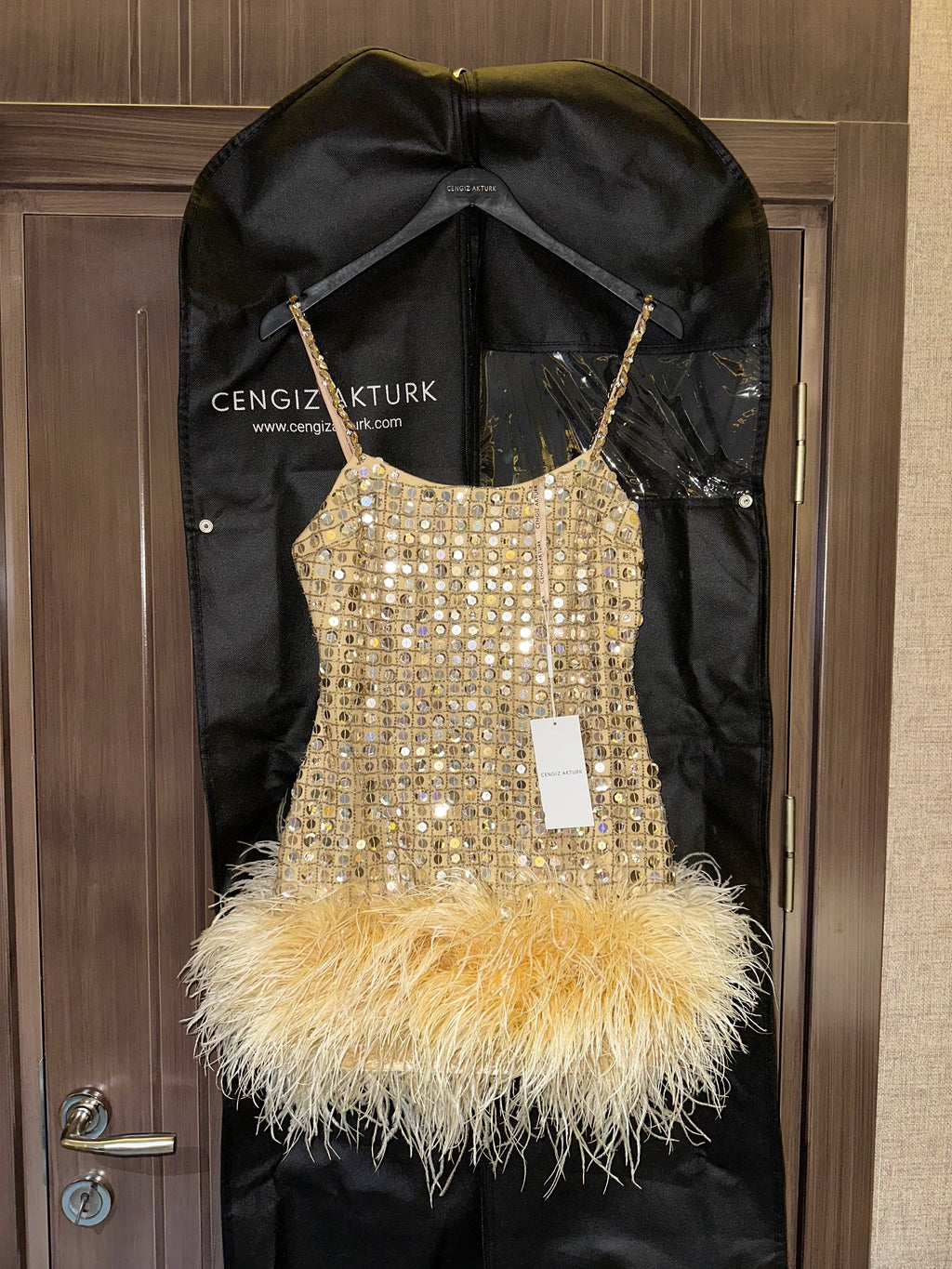 Cengiz Aktürk gold otrişli elbise